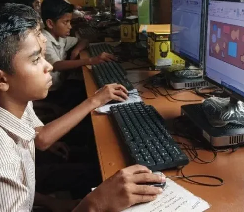 Picture of a Apnipathshala student using Apna pc