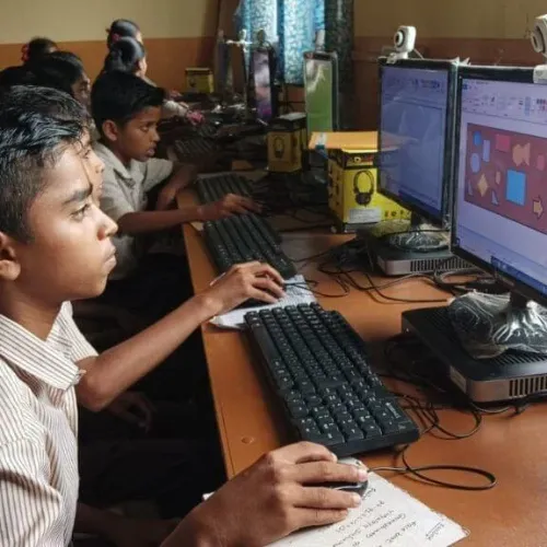 Picture of a Apnipathshala student using Apna pc